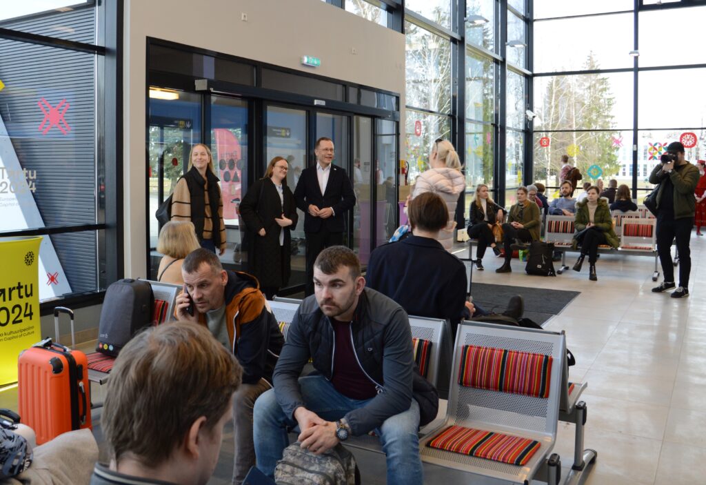 Ожидающие прибытие рейса в аэропорту Тарту