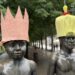 Скульптуры в центре Тарту примерили маски и шляпы